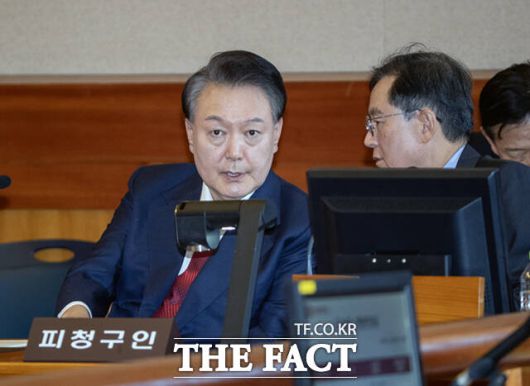 20일 오후 서울 종로구 헌법재판소 대심판정에서 윤석열대통령의 탄핵심판 10차 변론이 열린 가운데 자리에 앉은 윤대통령이 변호인과 대화하고 있다. /사진공동취재단