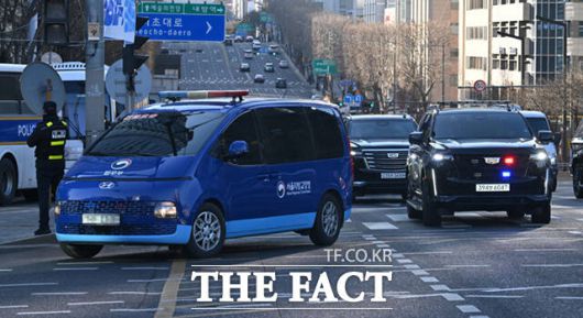 윤석열 대통령이 탑승한 호송차가 20일 오전 서울 서초구 서초역사거리에서 서울중앙지법으로 향하고 있다. 서울중앙지법 형사합의25부(지귀연 부장판사)는 이날 내란 우두머리 혐의를 받는 윤 대통령의 1차 공판준비기일을 진행하며, 이번 기일에서는 윤 대통령 측이 청구한 구속 취소에 대한 심문도 함께 진행될 예정이다. 2025.02.20 사진공동취재단