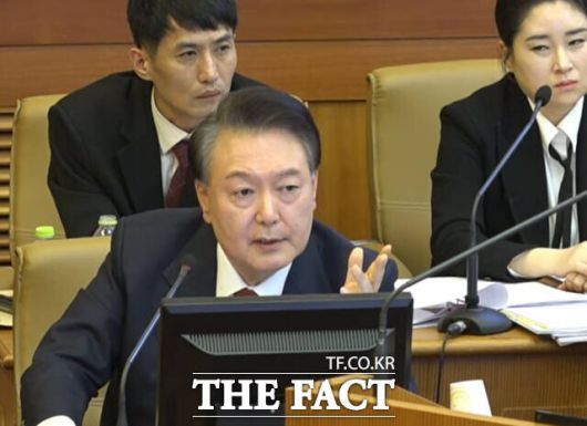 "내가 빨리 직무 복귀를 해서 세대 통합의 힘으로 대한민국을 이끌어가겠다"고 밝힌 윤 대통령의 메시지가 공개돼 화제를 모았다. 지난 20일 서울 종로구 헌법재판소에서 열린 탄핵심판 10차 변론기일에 출석해 홍장원 전 국가정보원 1차장에게 질의하는 윤 대통령. /헌법재판소