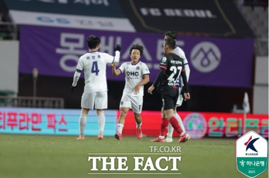 FC서울을 상대로 후반 추가시간 역사적 첫골을 터뜨린 FC안양의 최성범./K리그