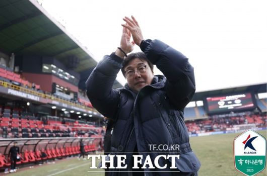 지난해 시즌 도중 대전 지휘봉을 잡은 황선홍 감독이 15일 포항 원정 개막전에서 3-0 승리를 거둔 후 팬들의 성원에 화답하고 있다./K리그