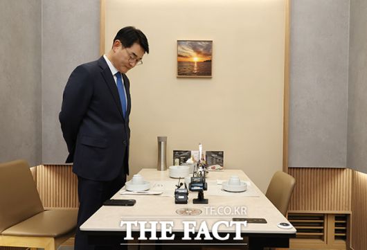 이 대표는 박 전 의원에 이어 오는 24일에는 김부겸 전 국무총리, 27일 임종석 전 대통령 비서실장, 28일 김동연 경기도지사와의 회동이 예정돼 있다. 박 전 의원이 21일 서울 여의도의 한 식당에서 이재명 더불어민주당 대표를 기다리며 생각에 잠겨 있다. /남윤호 기자(현장풀)