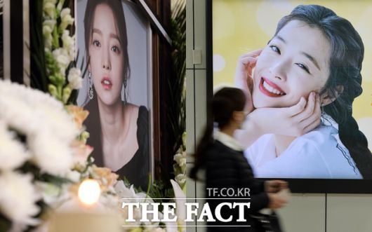 2019년 11월 구하라 설리(사진 왼쪽부터)가 잇달아 생을 마감한 뒤 한국언론진흥재단 미디어연구센터가 진행한 관련 연구문건을 보면 '연예인들의 극단선택에 대한 악플이 끼치는 영향'은 절대적이었다. /더팩트 DB