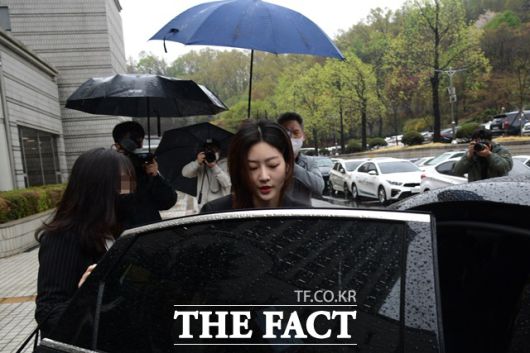 배우 김새론의 갑작스런 죽음이 연예가 안팎을 강타했다. 사진 위는 김새론의 장례식 당시 빈소, 아래 사진은 '음주운전' 혐의 1심 선고 공판 당시 법원에 출두한 모습이다. /더팩트 DB