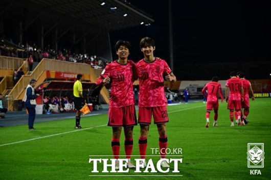 신민하(오른쪽)가 역전골을 기록한 뒤 김태원과 세레머니를 펼치고 있다./선전=KFA