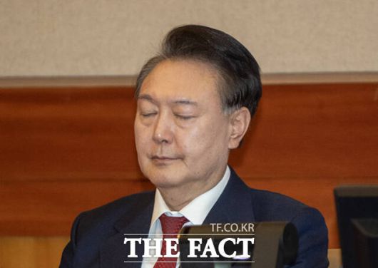 부정선거를 둘러싼 논란이 뜨겁다. 윤석열 대통령은 12·3 비상계엄 이유로 부정선거를 주요한 요인으로 꼽았다. 부정선거 의혹 제기는 윤 대통령이 처음은 아니며 보수정당 정치인을 중심으로 그동안 꾸준히 제기돼 왔다. 지난 20일 헌법재판소에서 열린 탄핵심판 10차 변론기일에 출석해 생각에 잠긴 윤 대통령. /사진공동취재단