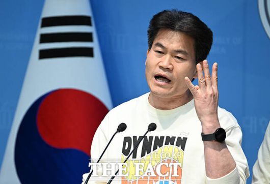 전한길 한국사 강사가 26일 오후 서울 여의도 국회 소통관에서 기자회견을 열고 발언하고 있다. /국회=박헌우 기자