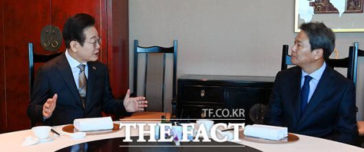 이재명 더불어민주당 대표(왼쪽)가 27일 오후 서울 여의도의 한 음식점에서 임종석 전 대통령비서실장을 만나 환담을 하고 있다. /임영무 기자