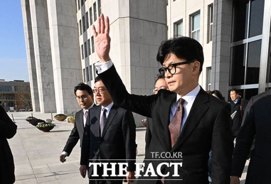 한동훈 전 국민의힘 대표가 3·1절 메시지에서 "구시대의 문을 닫고 개헌으로 시대를 바꾸는 정치인들의 희생정신이 절실하다"고 주장했다. 사진은 한 전 대표가 지난해 12월 16일 국회에서 대표직 사퇴 관련 기자회견을 마친 뒤 지지자들에게 인사하는 모습. /국회=박헌우 기자