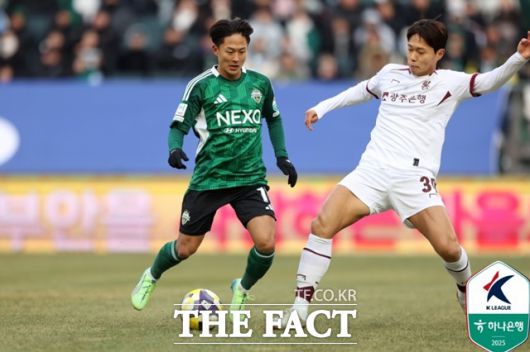 거스 포옛 감독이 부임하면서 출전 시간을 늘려가고 있는 전북현대 이승우(왼쪽)./K리그