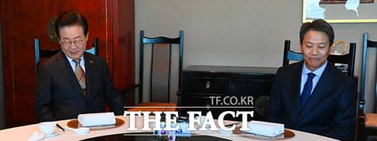 이재명(왼쪽)더불어민주당 대표가 지난달 27일 서울 영등포구 여의동의 한 음식점에서 임종석 전 대통령 비서실장을 만나 양측 모두발언이 끝난 뒤 비공개로 전환하며 서로 시선을 다르게하고 있는 모습. /임영무 기자