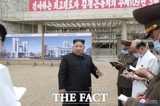 조선중앙통신은 지난달 28일 김정은 북한 국무위원장이 5년 만에 완공된 평양종합병원을 돌아봤다고 보도했다. 김 위원장은 "정말 긍지스럽다"며 극찬을 아끼지 않았지만 병원 내부에서 흡연하는 듯한 모습이 포착됐다. 사진은 지난 2020년 김 위원장이 평양종합병원 건설 현장을 방문해 현지 지도하는 모습. /AP. 뉴시스