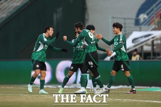 거스 포옛 감독 체제에서 무패 행진을 이어가고 있는 전북 현대 선수들./K리그