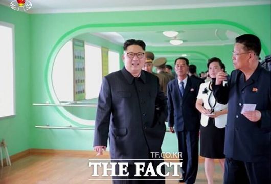 조선중앙통신이 지난달 28일 공개한 사진을 살펴보면 병원 내부에서 관계자들에게 지시를 내리는 김 위원장 옆으로 담배와 재떨이, 성냥이 놓여 있다. 사진은 지난 2016년 김 위원장이 평양중등학원 현지 시찰 중 담배를 들고 등장한 모습. /조선중앙TV 갈무리.뉴시스