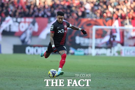 '서울의 찬가'를 앞장서서 부르고 있는 '뉴 캡틴' 린가드./K리그