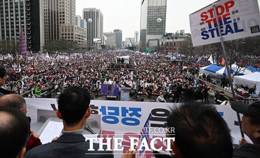 윤석열 대통령 탄핵 반대 집회가 1일 오후 서울 종로구 세종대로 일대에서 열린 가운데 참가자들이 태극기와 성조기를 흔들고 있다. /박헌우 기자