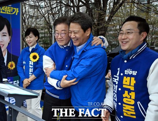 이 대표와 임종석 전 실장이 4.10 총선 공식 선거운동 첫날인 지난해 3월 28일 서울 왕십리역 광장에서 당시 중구성동갑 전현희 후보와 중구성동을 박성준 후보 지지 유세를 하며 포옹하고 있는 모습. /뉴시스