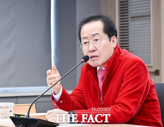 홍준표 대구시장은 과거 자신의 MBTI를 직접 밝힌 바 있다. 그는 본인의 온라인 커뮤니티 '청년의 꿈'에서 "MBTI가 무엇이냐"는 질문에 "엄격한 관리자(ESTJ)랍니다"라고 댓글을 달았다. /대구시 제공