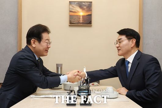 자칫 중도층에 거부감을 줄 수 있는 기존의 강경한 이미지에서 벗어나기 위한 의도이기도 하다. 통합과 포용을 강조하면서 안정감을 심어줘 부담감을 줄이는 차원이다. 사진은 박용진 전 의원과 만난 모습. /남윤호 기자