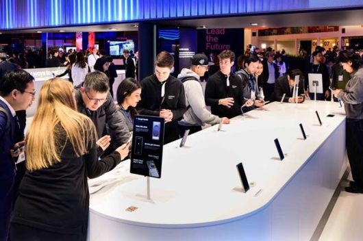 MWC 삼성전자 전시관을 찾은 관람객들이 '갤럭시' 스마트폰을 체험하고 있다. /삼성전자