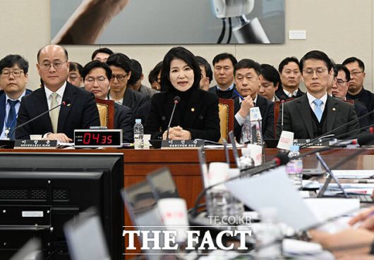 질의에 답변하는 이진숙 방송통신위원장(가운데).