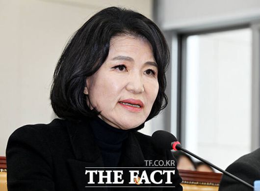 이진숙 방송통신위원장이 5일 오전 서울 여의도 국회에서 열린 과학기술정보방송통신위원회 전체회의에 참석해 질의에 답변을 하고 있다. /국회=배정한 기자