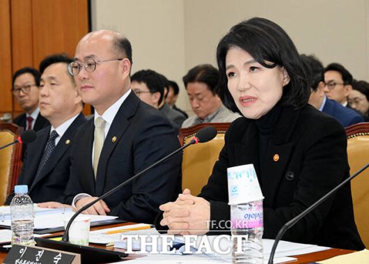 질의에 답변하는 이진숙 방송통신위원장(오른쪽).