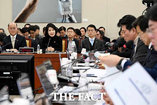 질의에 답변하는 이진숙 방송통신위원장(왼쪽 두번째).