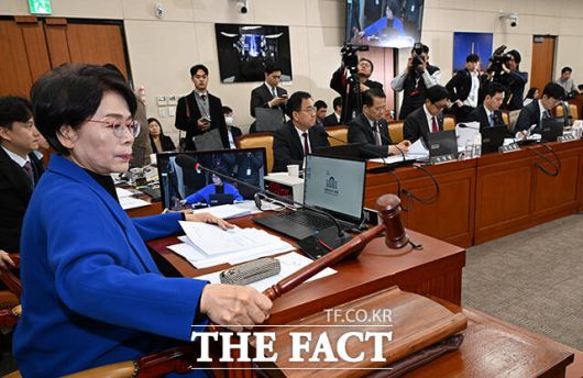 안건 상정하는 최민희 과방위원장(왼쪽).