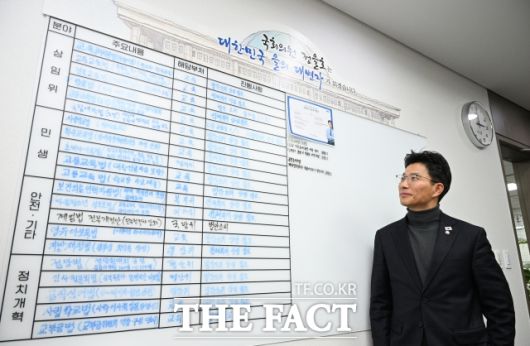 1호 법안인 '천원의 아침밥법'은 청년층에 대한 정 의원의 고찰이 고스란히 담겨있다. 대학생들의 식비 부담을 덜고 건강한 아침밥을 제공하기 위한 것으로 대학 급식 지원에 대한 법적 근거를 마련했다. /박헌우 기자