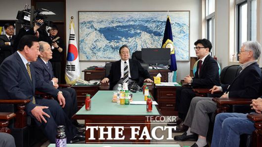 정대철 헌정회장을 비롯한 관계자들과 면담하는 한동훈 전 국민의힘 대표.