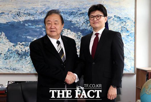 정대철 헌정회장과 인사하는 한동훈 전 국민의힘 대표.