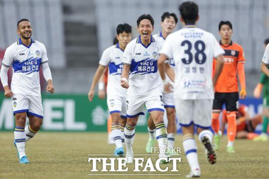 시즌 첫승을 놓고 '옆동네 라이벌' 천안과 맞대결을 펼치는 충남 아산 선수들의 골 세리머니./K리그