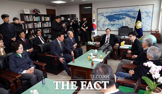 정대철 헌정회장을 비롯한 관계자들과 면담하는 한동훈 전 국민의힘 대표.