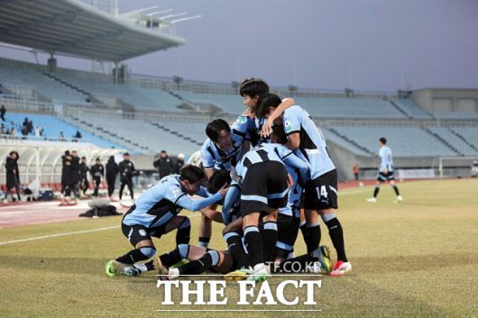 천안은 9일 오후 2시 충남아산과 '충남 더비'에서 시즌 첫승을 노린다. 천안선수들의 골 세리머니./K리그