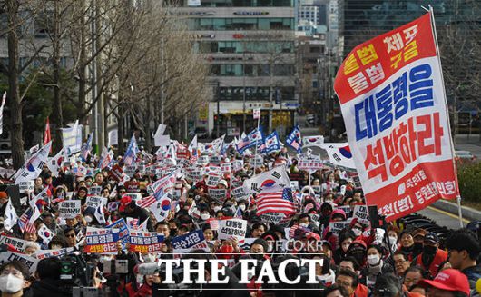 국민의힘 탄핵 반대 당협위원장 모임이 주최한 집회가 지난 3일 오후 서울 서초구 서울중앙지법 앞에서 열린 가운데 참가자들이 윤석열 대통령의 석방과 탄핵 기각을 촉구하는 구호를 외치고 있다. /장윤석 기자