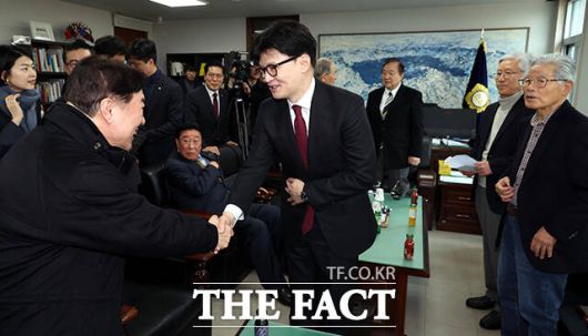 대한민국헌정회 찾은 한동훈 전 국민의힘 대표(가운데).