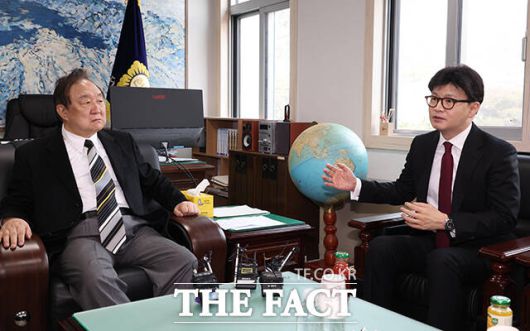 한동훈 전 국민의힘 대표가 7일 오전 서울 여의도 대한민국헌정회를 찾아 정대철 헌정회장(왼쪽)과 대화를 하고 있다. /국회=배정한 기자