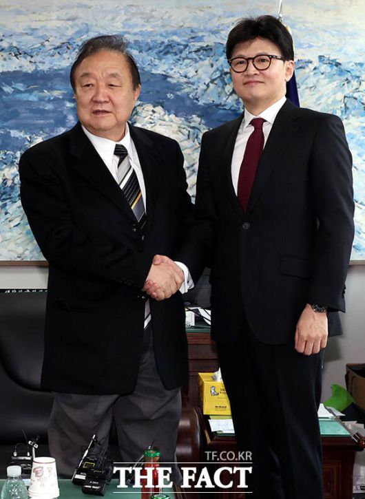 정대철 헌정회장(왼쪽)과 악수하는 한동훈 전 국민의힘 대표.