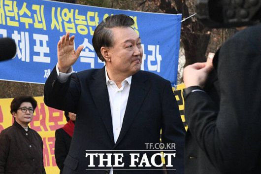 당분간 윤 대통령에 대한 위헌·위법적 수사를 부각해 탄핵심판 결정을 앞둔 헌법재판소를 압박하는 여론전에 힘을 쏟을 것으로 보인다. 법원의 구속취소 청구 인용으로 석방된 윤석열 대통령이 8일 오후 5시 40분쯤 경기도 의왕시 서울구치소를 빠져나오며 지지자들에게 인사하고 있다. /서예원 기자