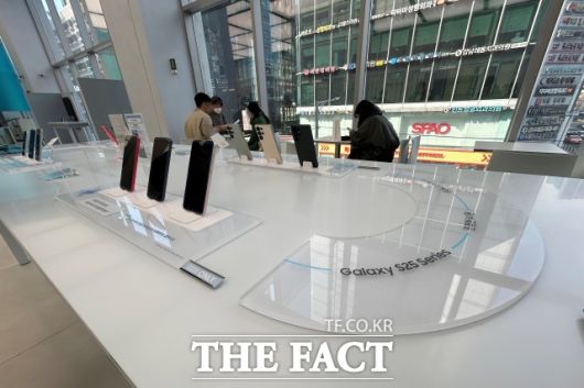 <더팩트> 취재진이 지난 6일 방문한 서울 서초구 삼성스토어 강남 2층에 '갤럭시 S25' 시리즈가 전시돼 있다. /이상빈 기자