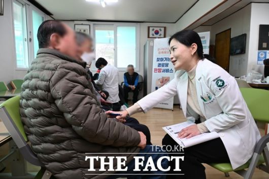 10일 태평2경로당에서 '중구형 온마을돌봄사업'의 일환으로 진행된 '찾아가는 한의 방문진료' 현장 모습 /대전 중구
