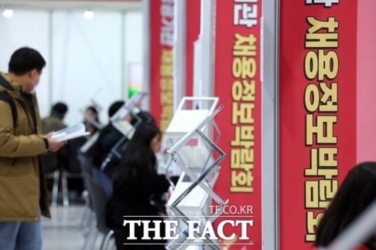 정부가 오는 19일부터 20일까지 이틀간 서울 서초구 aT센터에서 삼성전자, 셀트리온 등 약 120개 기업이 참여하는 '2025년 대한민국 채용박람회'를 연다. /뉴시스