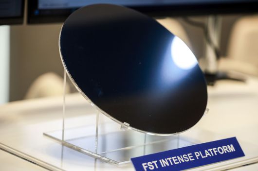 산업통상자원부와 고용노동부는 11일 오전 판교에 있는 동진쎄미켐 R&D 센터에서 ‘반도체 연구개발 근로시간 개선 간담회’를 개최했다. 사진은 지난달 19일 코엑스에서 열린 세미콘 코리아 2025에 반도체 웨이퍼가 전시된 모습. / 뉴시스