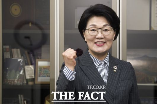 권 의원은 탄핵 국면에서 광장을 찾았던 2030 청년의 목소리를 정치권이 귀담아들어야 한다고 제언한다. 아울러 46년 만에 탄생한 전남 지역의 여성 국회의원으로서 여성들의 정치 참여도 강조한다. /서예원 기자