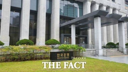 한국은행이 13일 '통화신용정책 보고서'를 통해 향후 통화정책 방향에 대해 경기 하방압력을 완화하는데 비중을 두겠다고 밝혔다. /더팩트 DB