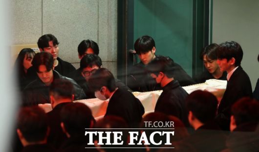 김새론 유족은 "새론이가 부모의 반대에도 소속사 이적을 강행했을만큼 서로 좋아하는 사이였다"고 말했다. 사진은 지난 2월19일 서울아산병원 장례식장에서 발인식이 엄수된 가운데 고인의 지인들이 운구하고 있다.