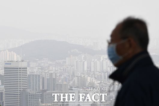 목요일인 13일 전국에 황사가 기승을 부리고 있다. 황사의 영향으로 미세먼지는 전국이 '나쁨' 수준을 보이겠다. /남용희 기자