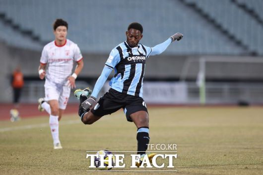 '충남 더비'에서 천안에 첫승을 안겨준 말리 출신의 툰가라./K리그