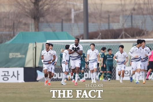 3라운드에서 권오규 감독에게 데뷔승을 안겨준 충북 청주 선수들./K리그